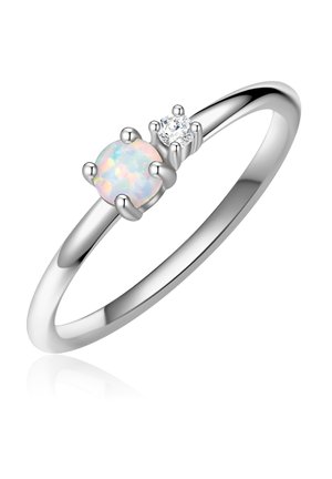 Ezüst gyűrű központi opál kővel, amelyet hat karom vesz körül és egy apró gyémánt díszít az oldalán. Simogatott gyűrűtest, polírozott felület.