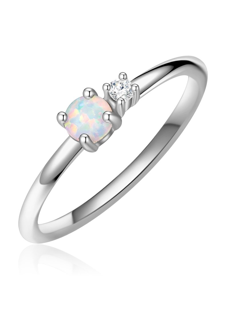 Srebrn prsten s centralnim opalom okruženim sa šest kandži i malim dijamantnim detaljem sa strane. Glatki obruč, polirani završetak.