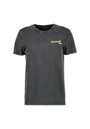 Donkergrijze katoenen T-shirt met een ronde halslijn en korte mouwen. Bevat een gele "Midnight drive" grafiek op de linker borst.