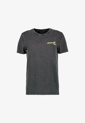 Donkergrijze katoenen T-shirt met een ronde halslijn en korte mouwen. Bevat een gele "Midnight drive" grafiek op de linker borst.