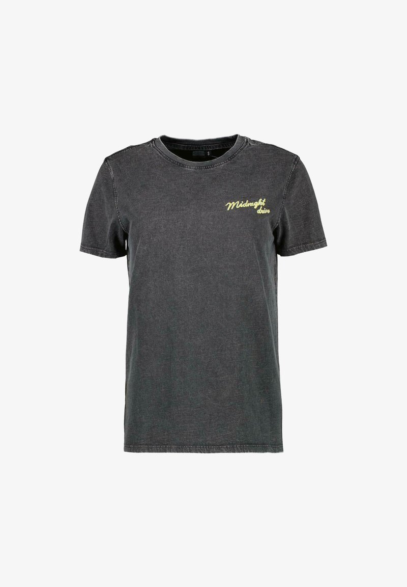 Donkergrijze katoenen T-shirt met een ronde halslijn en korte mouwen. Bevat een gele "Midnight drive" grafiek op de linker borst.