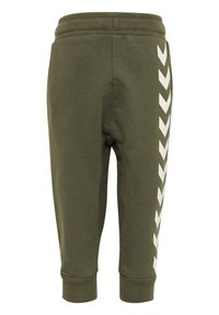Gröna sweatpants i bomull med ett vitt fiskbensmönster längs vänster sida, ribbade muddar och resår i midjan.