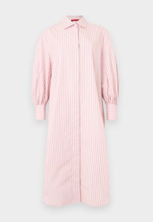 Φόρεμα μέσης μήκους σε ανοιχτό ροζ χρώμα με λεπτές κάθετες ρίγες, μυτερό γιακά, μακριά φουσκωτά μανίκια και φαρδιά μανσέτα με κουμπιά.