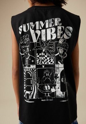 Čierne tielko s bielou karikatúrou zmrzliny, nanuku, melóna, palmy a textom "SUMMER VIBES" na chrbte.