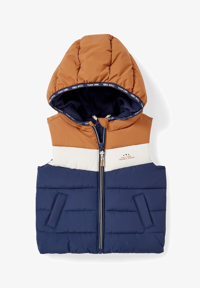 Doudoune sans manches pour enfants avec capuche marron, panneau blanc sur la poitrine, bas bleu marine, fermeture éclair à l'avant et deux poches latérales.
