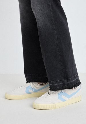 Trainers - off white
