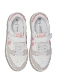 Białe i jasnoszare sneakersy z różowymi akcentami, z zapięciem na rzep, teksturowanym zamszem i perforowanym wzorem na palcach.