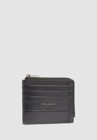 Portafoglio in pelle nera con numerosi scomparti per carte e un compartimento con zip. Presenta un logo in rilievo sulla parte anteriore e una texture liscia.