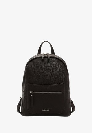 Czarny skórzany plecak o teksturowanym wykończeniu, zaokrąglonym kształcie, z przednią kieszenią na zamek i dwiema górnymi rączkami do noszenia. Minimalne oznakowanie z przodu.