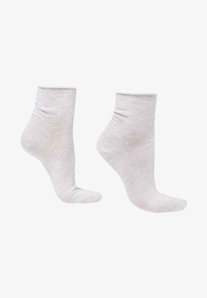 Calcetines tobilleros grises con una textura suave, que presentan un puño acanalado y un ajuste ceñido. El diseño es simple, sin patrones ni acentos adicionales.