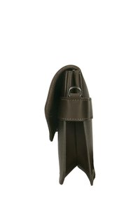 Borsa a mano in pelle marrone con un design elegante, caratterizzata da una parte superiore arrotondata, una tracolla centrale e una base strutturata e angolare.