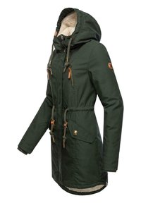 Parka vert foncé avec une capuche doublée en fausse fourrure, cordons de serrage et deux poches avant avec des accessoires en métal doré. Présente un design à taille ajustée.
