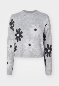 Pull en maille gris clair avec motifs de marguerites noires et blanches sur le devant et les manches, avec un col rond et des poignets et un bas côtelés.