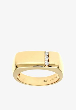 Anillo de oro con una banda rectangular lisa que presenta tres pequeños diamantes redondos dispuestos en alineación vertical. Grabado con "375 DIA 010."