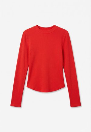 Ribbstickad långärmad röd topp med rund halsringning och lätt böjd nederkant, utlagd på en vit bakgrund.