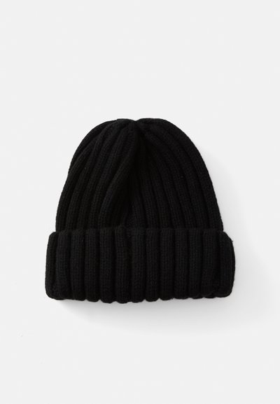 Cappello in maglia nera con texture a coste e orlo risvoltato. Il tessuto appare morbido e spesso, adatto per il clima freddo.