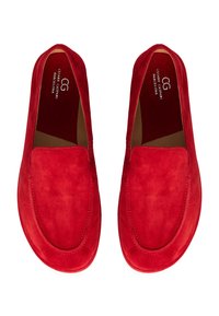 Paar rote Slipper aus Wildleder mit abgerundeten Spitzen, sichtbaren Nähten und Markeninnensohlen mit der Aufschrift "Cesare Gaspari Barcelona".