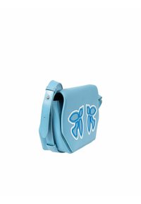 Borsa a spalla in pelle azzurra chiaro con chiusura a pattina, caratterizzata da disegni di farfalle ricamate in bianco sulla parte anteriore e tracolla regolabile.
