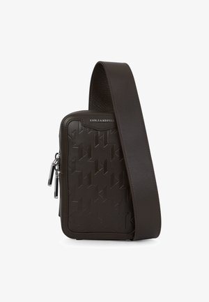 Barna bőr keresztpántos táska dombornyomott geometrikus mintázattal, cipzáras záródással és állítható pánttal. Ezüst színű fém kiegészítők jellemzik.