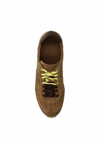 Braune Wildleder-Sneaker mit gelb-schwarzem Muster auf den Schnürsenkeln, runder Zehenbereich, gepolsterter Knöchellatz und sichtbaren Nähten an den Seiten.