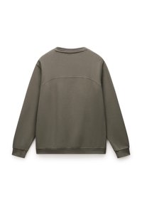Felpa verde oliva con collo rotondo, maniche lunghe e polsini a coste. Texture liscia con un design semplice e una cucitura orizzontale lungo la parte posteriore.