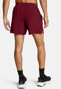 Under Armour LAUNCH - Spordišortsid - cardinal