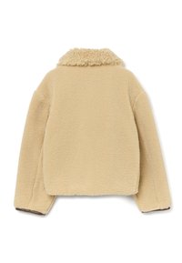 Giacca in pile di un beige chiaro con una superficie testurizzata e fluffy. Presenta un colletto alto morbido e maniche dritte e rilassate.