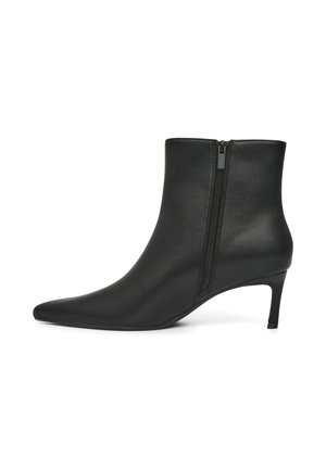 Stivali neri in pelle fino alla caviglia con punta affusolata, chiusura con zip sul retro e tacco affusolato. Texture liscia con un design elegante.