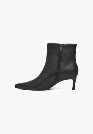 Schwarze Lederstiefeletten mit spitzem Zehenbereich, Reißverschluss hinten und schmalem Absatz. Glatte Textur mit elegantem Design.