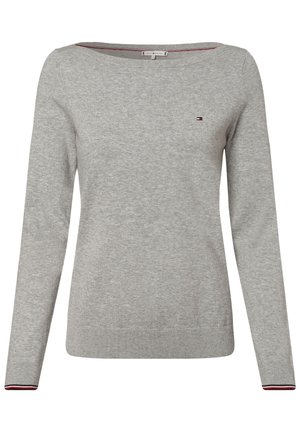 Jasnoszary sweter z długim rękawem, z małym logo Tommy Hilfiger na lewej stronie klatki piersiowej oraz czerwonym, białym i granatowym obszyciem na mankietach i wewnętrznej stronie kołnierza.