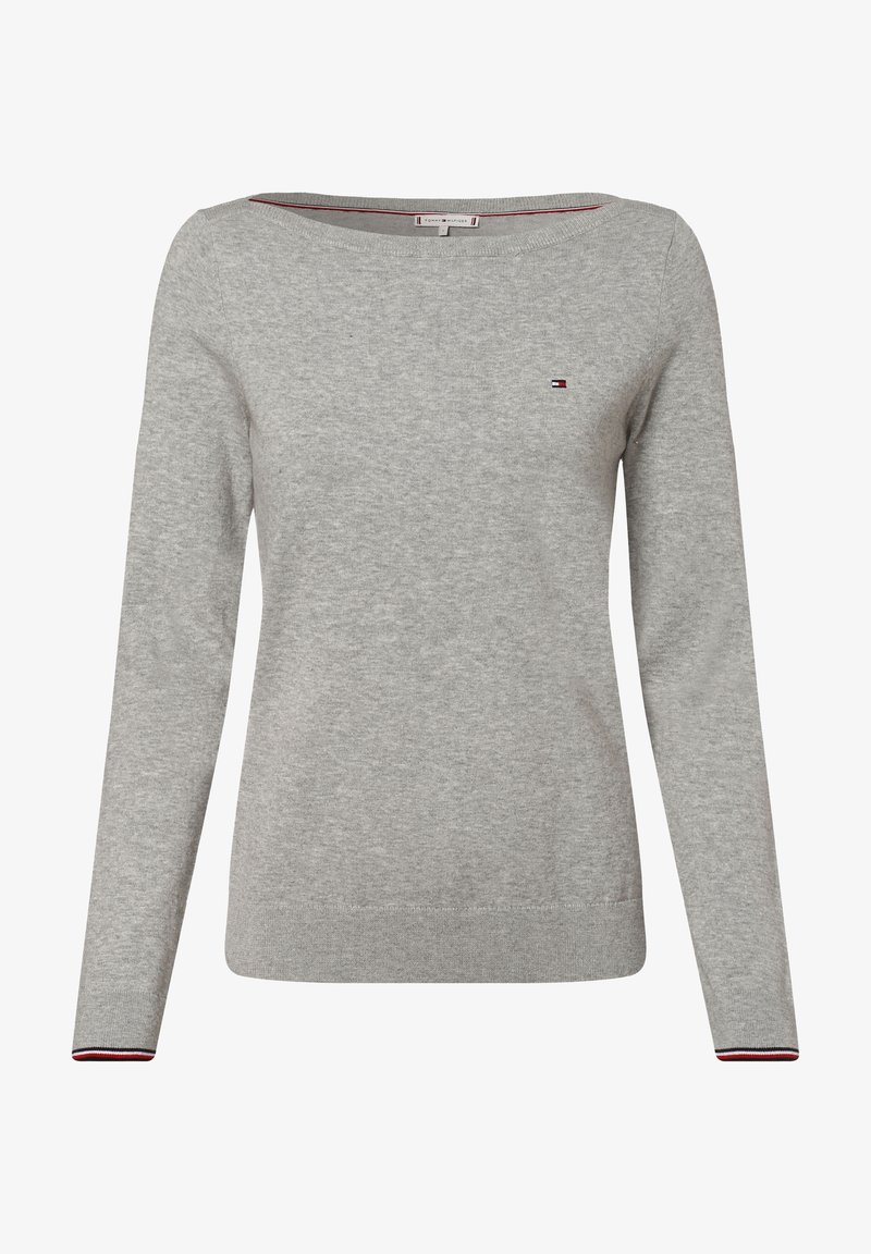 Pull gris clair à manches longues avec petit logo Tommy Hilfiger sur la poitrine gauche et finitions rouges, blanches et bleu marine aux poignets et à l’intérieur du col.