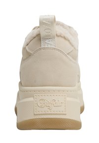 Béžové tenisky s hladkým suede svrškem, měkkým límcem a texturovanou gumovou podrážkou. Obsahují logo na patě a textilní poutko.