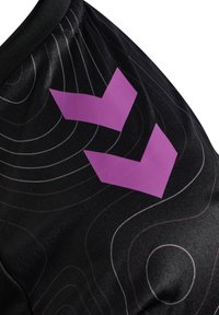 Zwarte atletische korte broek met een gestructureerd golfpatroon en twee paarse chevrons aan de zijkant, gemaakt van lichtgewicht stof.