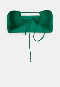 Top de bikini verde em formato bandeau com um design franzido, apresentando um recorte nas costas e um laço ajustável. Feito de um tecido liso e elástico.