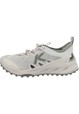 Sandalia deportiva blanca y gris con parte superior de malla, talón con lengüeta de agarre, cordones elásticos ajustables y suela exterior texturizada para actividades al aire libre.