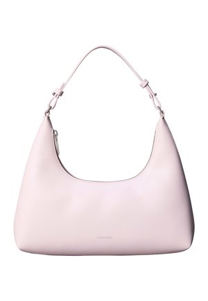 Sac d'épaule Calvin Klein rose clair avec une surface lisse, une bandoulière réglable et une fermeture éclair supérieure.