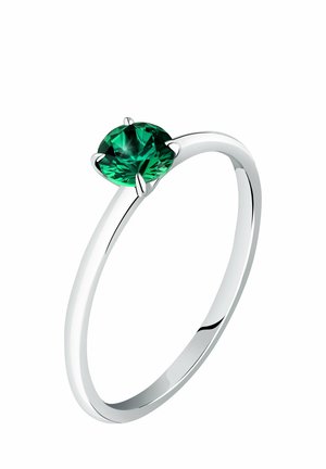 Sølvring med en rund, facetslebet grøn ædelsten sat i fire kløer og en glat, poleret ring.