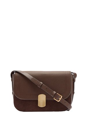 Brązowa skórzana torba na ramię z klamrą w kolorze złotym i regulowanym paskiem, z gładką klapką i zamszowym dolnym panelem.