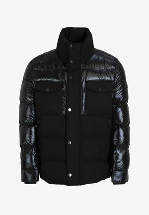 Zwarte pufferjas met glanzende accenten, voorzien van een hoge kraag, twee borstzakken en drukknopsluiting. Zachte, gewatteerde textuur.