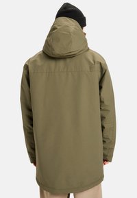 Olijfgroene jas met capuchon, met een rechte snit, zichtbare naden en een gladde, duurzame textuur. Eenvoudig ontwerp zonder patronen.