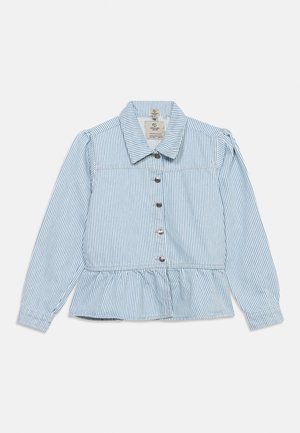Hosszú ujjú, kék-fehér függőleges csíkos, gombos ing gallérral és fodros szegéllyel.