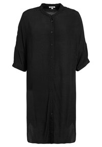 Svart, lång knapp-up skjorta med hög krage, korta uppvikta ärmar och ett lätt, texturerat tyg. Har en rak passform och sidofickor.