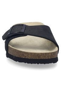 Chancla de cuero negro con una amplia correa, hebilla adjustable, plantilla de corcho y suela de goma texturada para agarre.