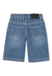 Denim šortsovi svijetloplave boje s srednjim strukom, dva stražnja džepa i crna kožna oznaka na pojasu s urezanim natpisom "BOSS".