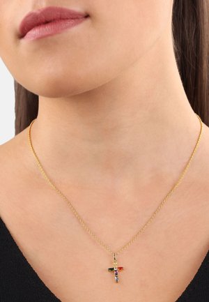 Collana di catena d'oro con un pendente a croce colorato, adornato con vari gemme, tra cui verde, rosso e blu. Superficie liscia e lucida.