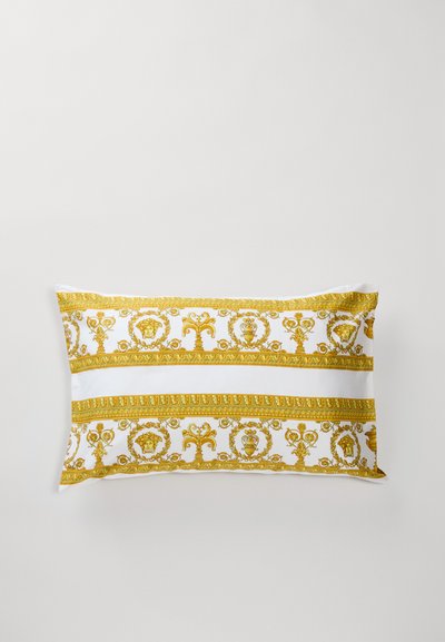 Perna dreptunghiulară cu țesătură albă, decorată cu modele aurii complexe, inclusiv motive florale și ornamente pe dungi orizontale.