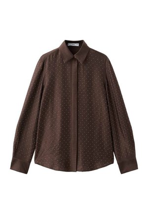 Camisa marrón de manga larga con cuello puntiagudo y tejido texturizado con pequeños puntos blancos por toda la prenda. Cierre delantero con botones y mangas con puños.