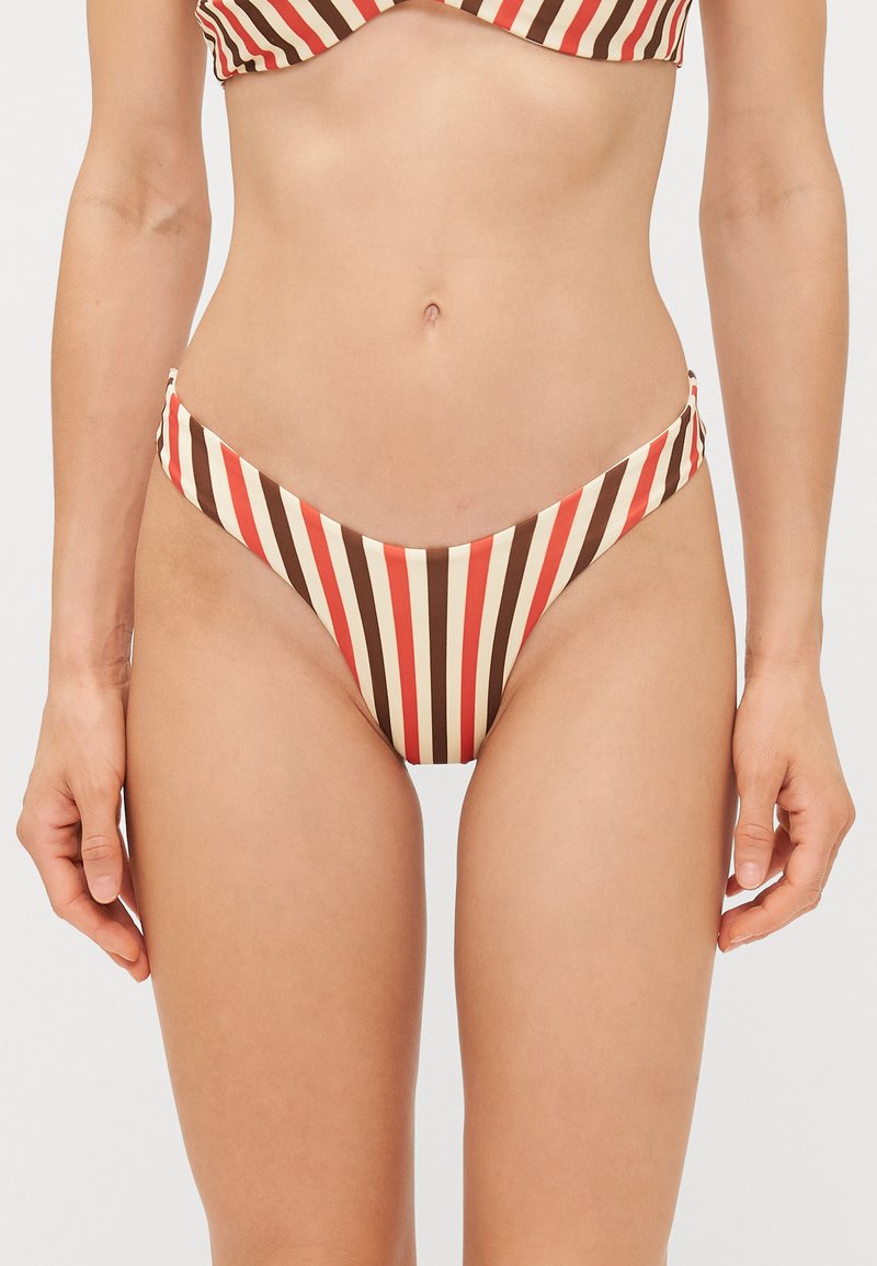 Svītraina bikini apakšēja daļa ar horizontālām svītrām sarkanā, brūnā un krēmkrāsas tonī. Izgatavota no elastīga auduma ar zemu vidukli un minimālu segumu.