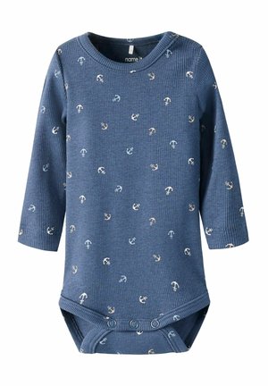 Blauw, geribbeld babyrompertje met lange mouwen, drukknoopsluitingen en verspreide kleine witte en beige ankerpatronen.