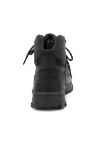 Botas de senderismo negras con un collar acolchado, parte superior sintética texturizada y suela de goma resistente. Presentan cordones negros y talón reforzado.